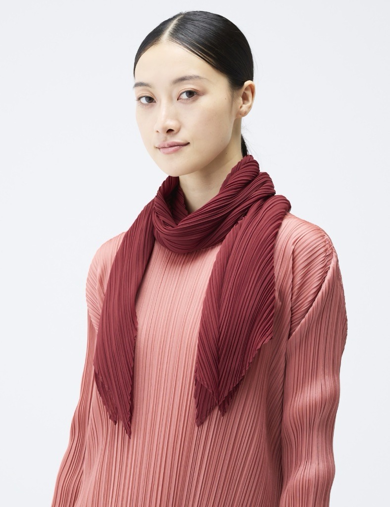 2025-10-Issey-Miyake-Monthly-Scarf-October-45-BROWN-RED